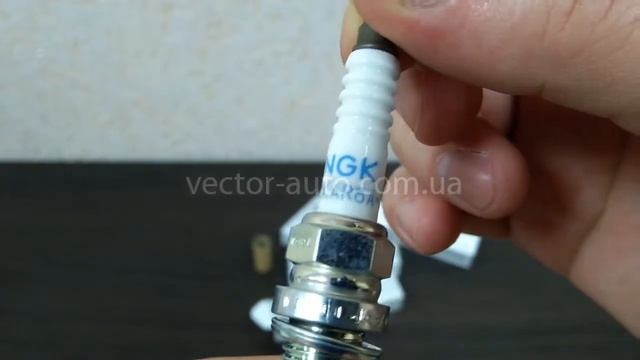 Свеча зажигания Nissan (двигатели HR16DE, MR18DE, MR20DE) NGK PLZKAR6A-11 22401-CK81B (OEM NISSAN)