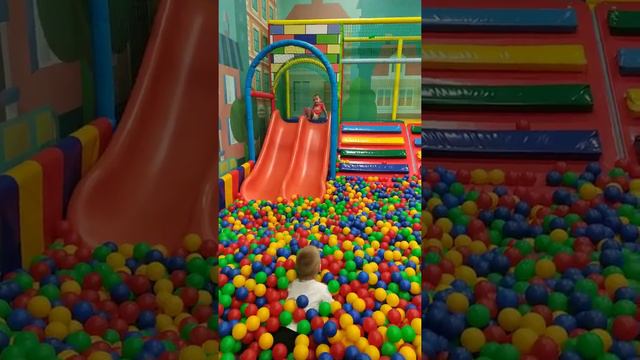 Гром'и Молния! Кататься с горки, прыгать на шарики, веселится, играть, для детей смотреть онлайн