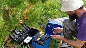 Электропастух. Как он бьет током. Как устроен. Перевели скотину с привязного содержания.