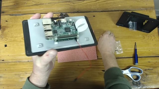 Installing a 7" Raspberry Pi Touchscreen into a very cool Desktop Enclosure смотреть онлайн