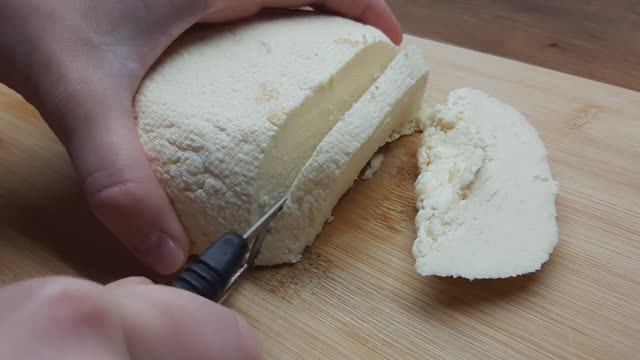 Влейте яйцо в кипящее молоко Больше в магазине сыр не покупаю. Всего 3 Ингредиента. Легкие рецепты смотреть онлайн