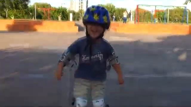 Самоучитель ставим ребенка на ролики - ДО И ПОСЛЕ - спуск с горки с разницей в год смотреть онлайн