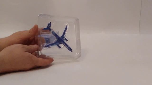 Коллекционная модель самолёта Ту-204-100 в цветах компании "Почта России". смотреть онлайн