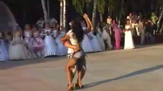 Танец,светлый парень и смуглая девка 16:9 смотреть онлайн