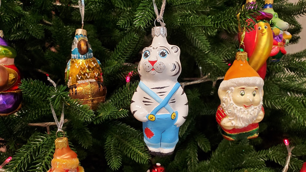 Елка новогодняя средняя. Елочные игрушки 2022 смотреть онлайн