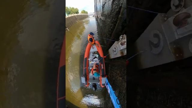 Шлюзование. RibTourist Авантюрист #катер смотреть онлайн