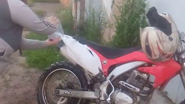 Прозрачный гонщик! Как горит кроссовый мотоцикл! смотреть онлайн