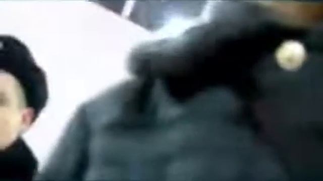 Девка Мент унижает обычного прохожего на ЖД пусть полюбуется на себя смотреть онлайн