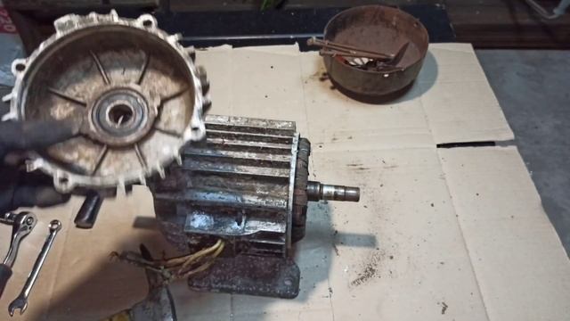 РАЗБОР СОВЕТСКОГО ЭЛЕКТРОДВИГАТЕЛЯ... СКОЛЬКО МЕДИ ОН СОДЕРЖИТ...КАК РАЗОБРАТЬ ЭЛЕКТРОДВИГАТЕЛЬ... смотреть онлайн