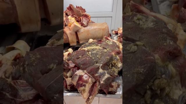 Конина и казы на базаре на Сары - Арке. Проспект Алтынсарина (Правды). 15 ноября 2022. Казахстан. смотреть онлайн