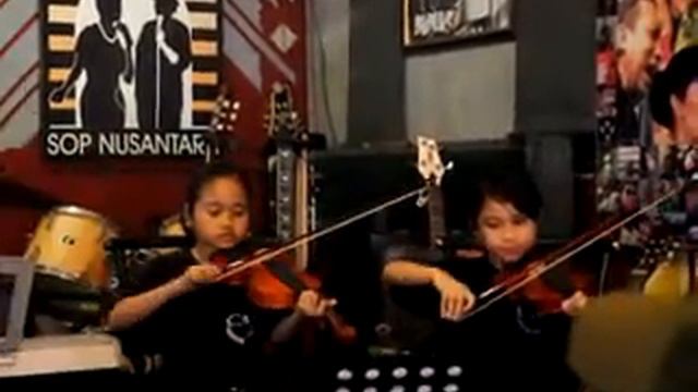 Adinda Aulia Dinandaka - Plays violin at CMC examination day, May 18th 2013 смотреть онлайн