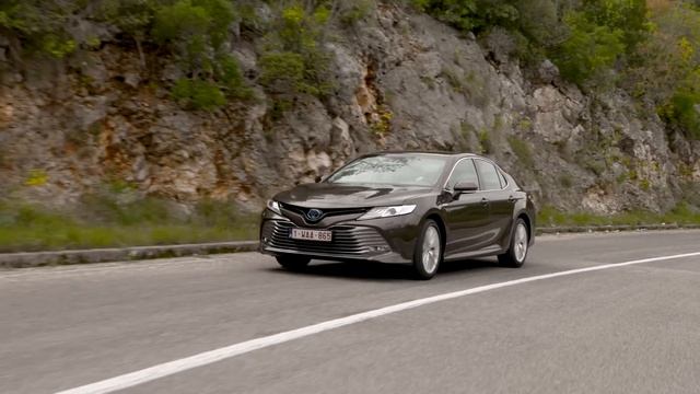 Гибриды побеждают? Первый тест Toyota Camry Hybrid 2019