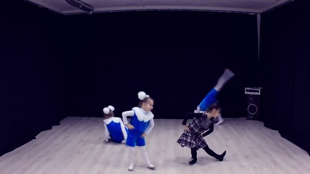 Зайцы и волк / Детская хореографическая школа SCREAM of SOUL смотреть онлайн