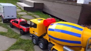 Машинки Bruder Скорая помощь Полиция Трактор помогают машинкам. Алекс и веселые истории про игрушки