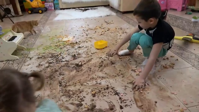 Шкодники Катя и Макс устроили шоколадный бардак рассыпав шоколадные капельки по смотреть онлайн