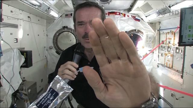 Chris Hadfield demonstrates how astronauts wash their hands in zero-g смотреть онлайн