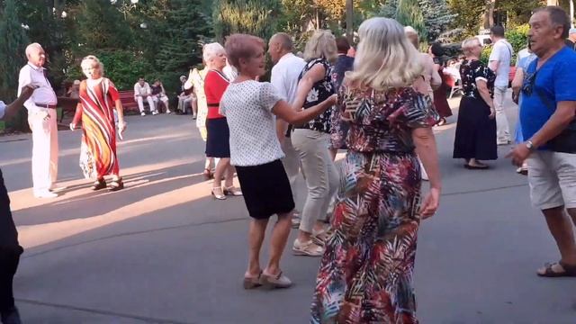 ЛЮБИ МЕНЯ ГОЛОДНУЮ! ТАНЦЫ В ПАРКЕ ГОРЬКОГО ХАРЬКОВ 2021 смотреть онлайн
