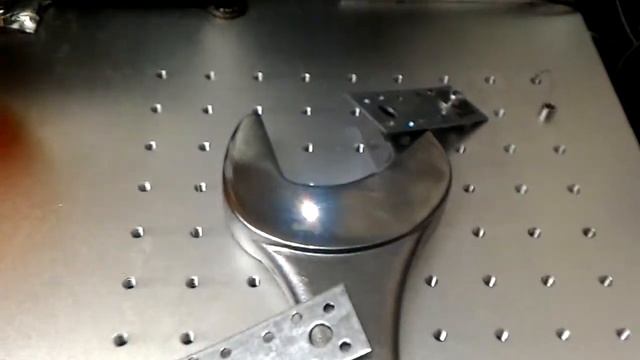 Лазерная гравировка на огромном гаечном ключе смотреть онлайн