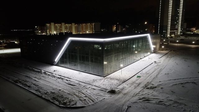 Пять тысяч «звезд» на фасаде крупного спорткомплекса в Ханты-Мансийске смотреть онлайн
