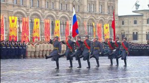 На Красной площади проходит торжественный марш в честь 75-летия военного парада 7 ноября 1941 года