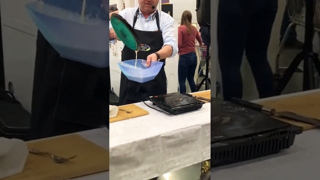 Лазерсон налил лишнее тесто на сковороду ? #шортс #блинчики #лазерсон #масленица смотреть онлайн