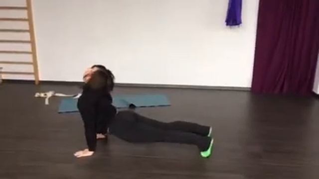 Эффективное упражнение для растяжки на шпагат stretching. смотреть онлайн