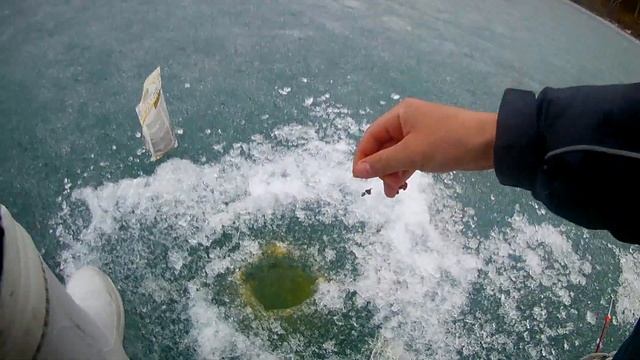 Экстремальная рыбалка!! Тургояк. Тонкий лёд! Ловля плотвы. смотреть онлайн