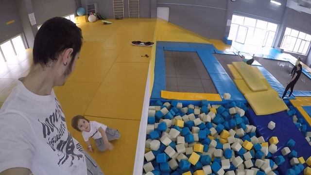 Обзор FlyPark Уфа, Батутный центр / VLOG #1 смотреть онлайн