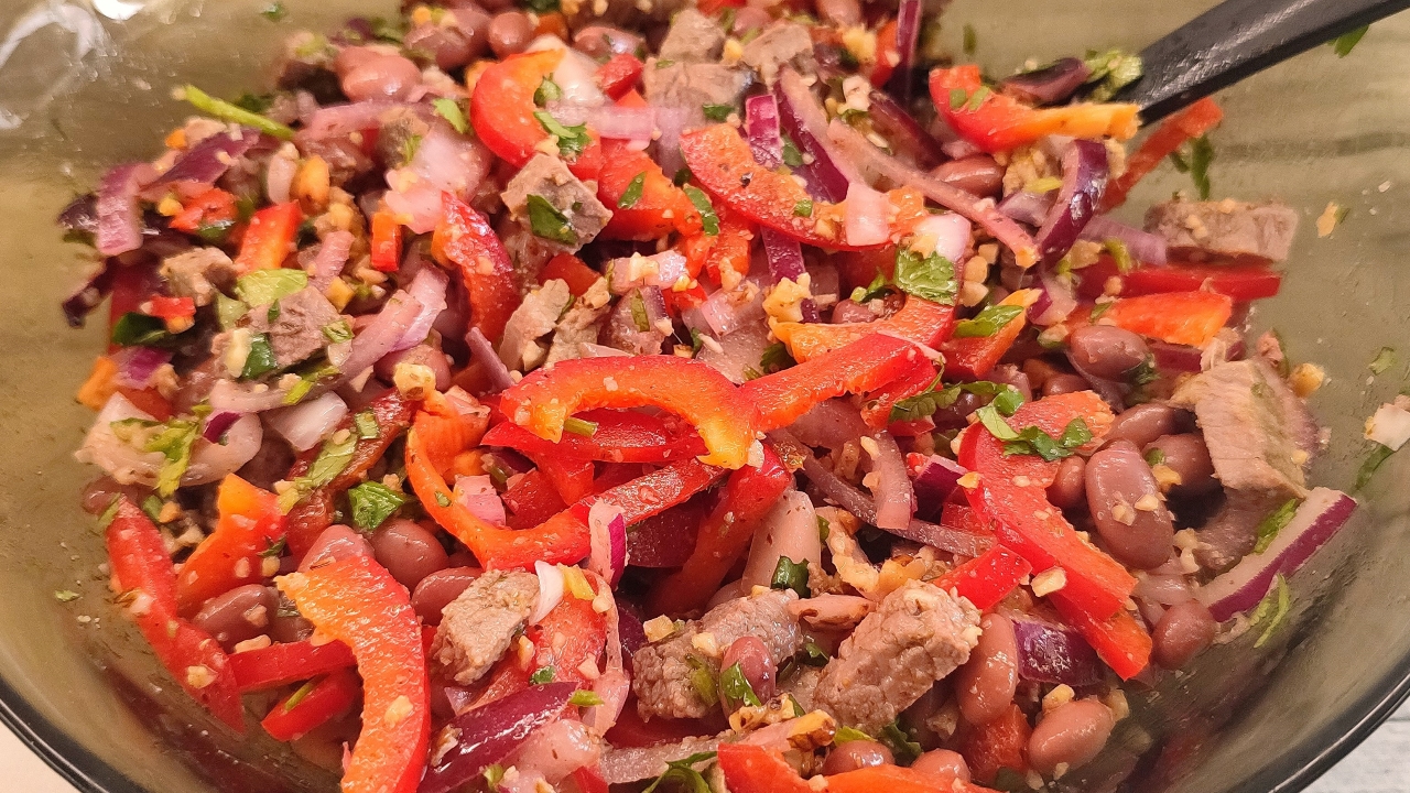 Знаменитый салат ТБИЛИСИ. Грузинский салат с говядиной и красной фасолью. смотреть онлайн