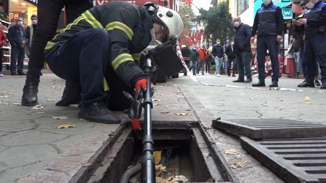 Собака несколько лет смотрит в канализационный люк! Город потрясен от... ! смотреть онлайн