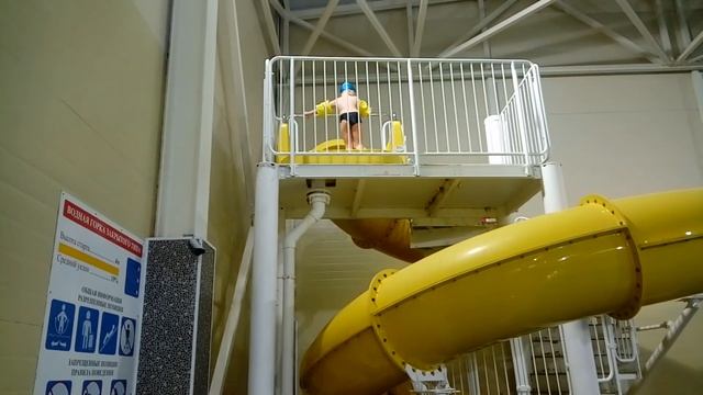 Бесстрашно скатился в бассейн по водяной горке / в трубе Аквацентра Яхонты Истра (бывший Авантель). смотреть онлайн