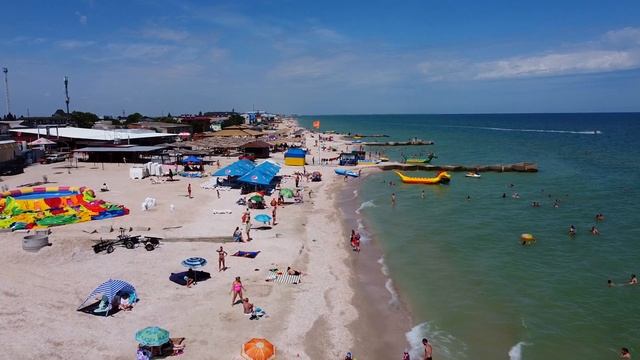 Кирилловка. Низкий пролет над центральным пляжем. Видео с дрона в высоком качестве.
