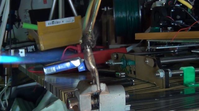 Как запаять провода большого сечения - при помощи горелки и тисков смотреть онлайн