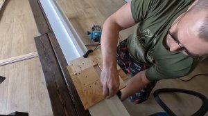 Самодельный кондуктор для врезки петель межкомнатных дверей.