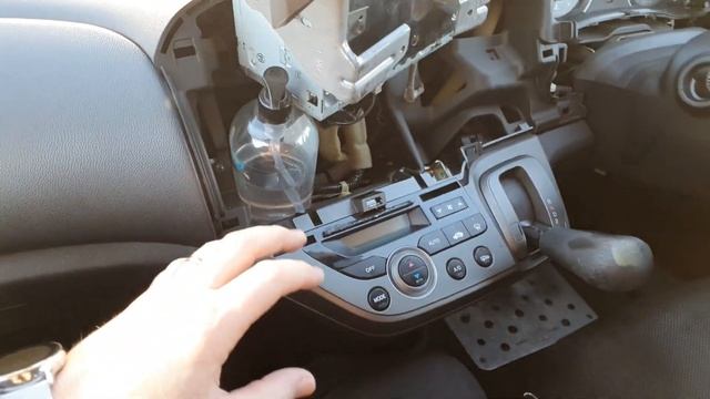 Replacing aircon bulbs/Honda stream dashboard removal/How to remove aircon panel light bulbs RN6 смотреть онлайн