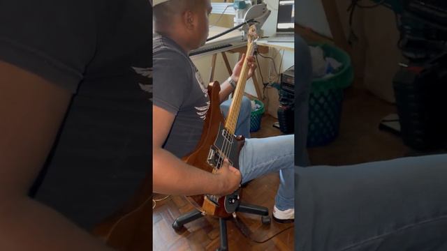 Réplica Rickenbacker 4003 B. Aguiar смотреть онлайн