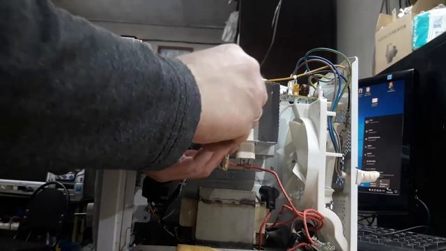 Ремонт микроволновки. Замена проходного конденсатора на магнетроне смотреть онлайн