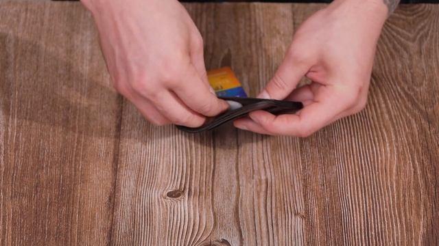 Огляд картхолдера з утримувачем для Apple AirTag з натуральної шкіри GRANDE PELLE 11612 смотреть онлайн