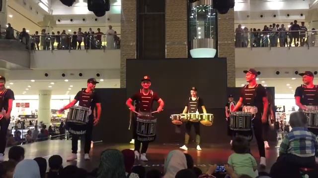 Шоу маршевых барабанов DrumArt Marching drum show in Bawadi Mall Al Ain смотреть онлайн