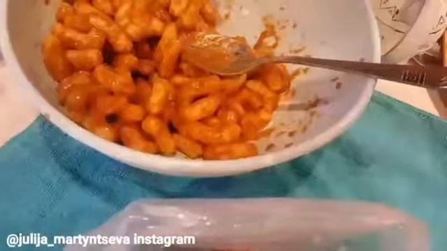 Сладкая колбаска из ирисок и кукурузных палочек. Очень вкусно и быстро смотреть онлайн