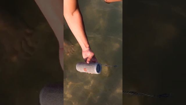 Колонка JBL flip 4 под водой! under water смотреть онлайн
