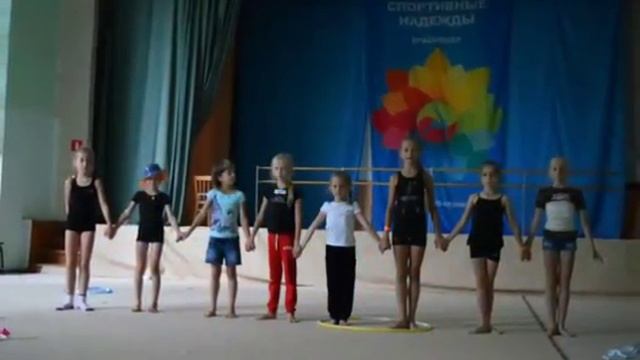 Наш тренер уезжает мы с подругой приготовили подарок смотреть онлайн