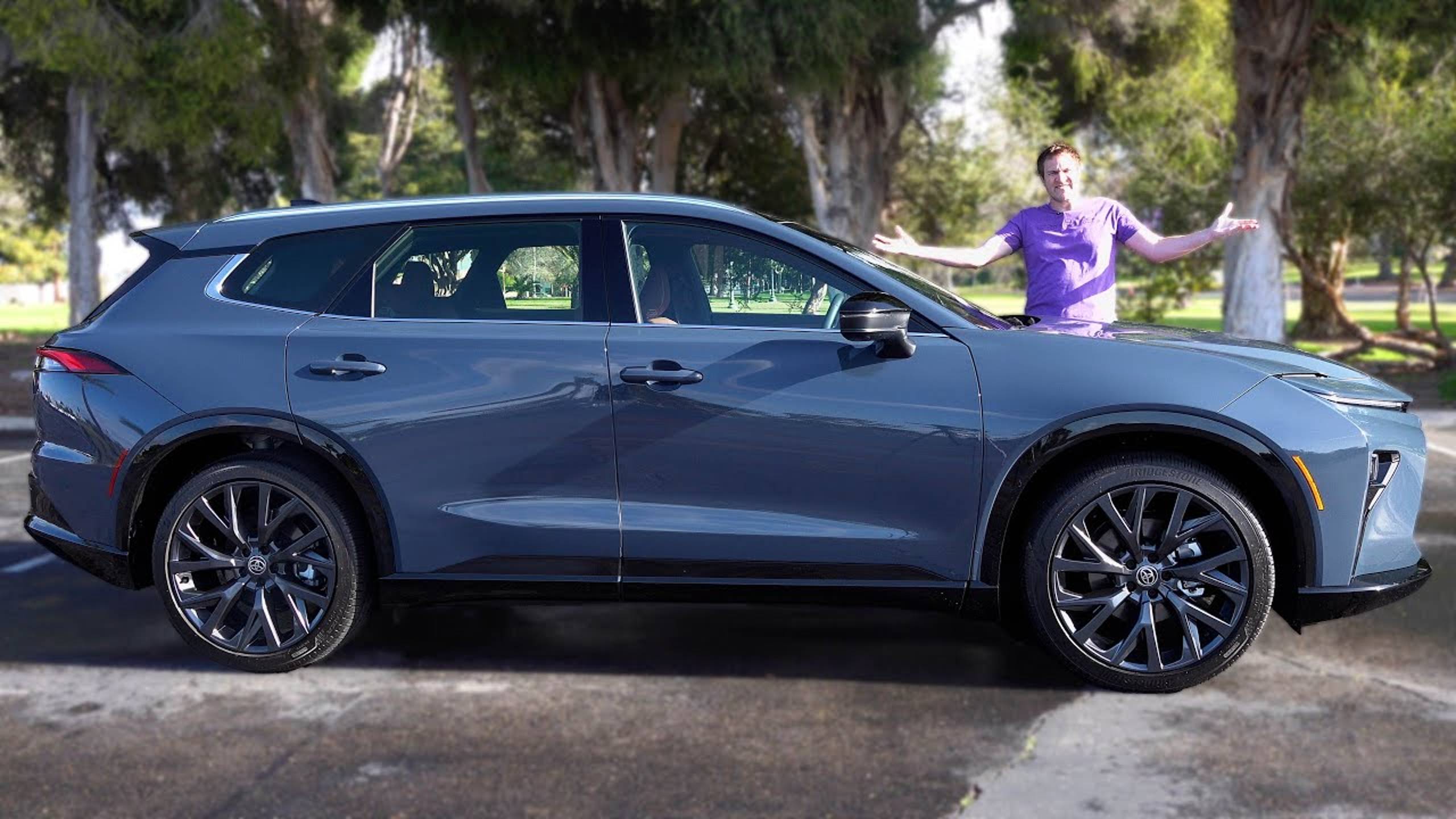 Toyota Crown Signia 2025 года, это гибридная среднеразмерная скукота смотреть онлайн