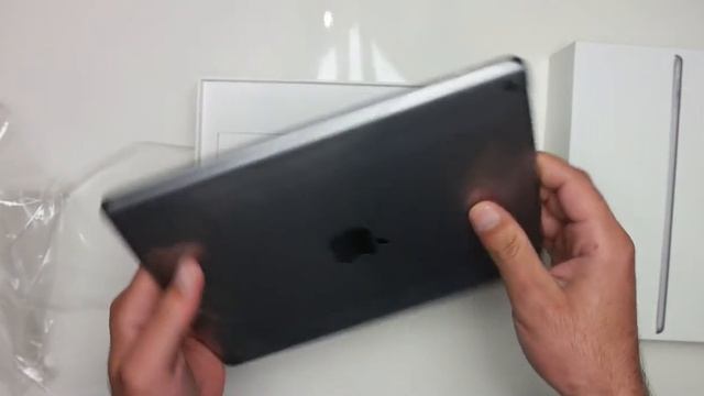 Apple iPad with Wi Fi 2018 Model, 9 7 Inch Retina Display unboxing смотреть онлайн