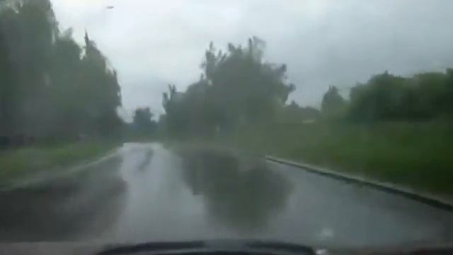 На мокрой дороге лучше не рисковать... смотреть онлайн