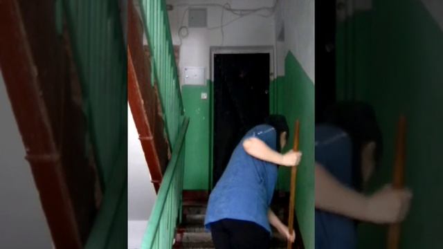 Я мою пол в подъезде, С Днём Валентина, народ, не кидайте мусор у дверей!!! смотреть онлайн