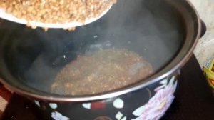Гречневая каша. Гречневая каша на молоке. Простой рецепт гречневой каши. Разваристая гречка.