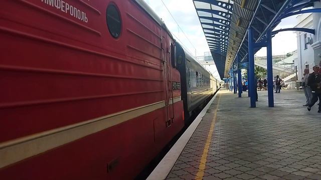 ВЛ10-1869 с поездом номер 7/8 сообщением Санкт-Петербург-Севастополь прибывает на вокзал Севастопол смотреть онлайн