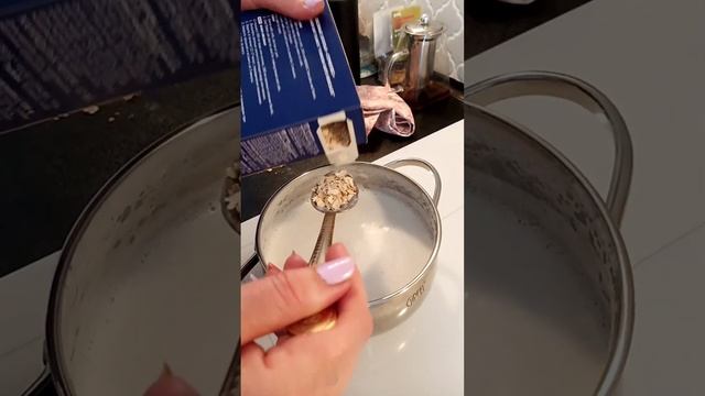 Геркулесовая каша на молоке. Скажете просто? #shorts смотреть онлайн