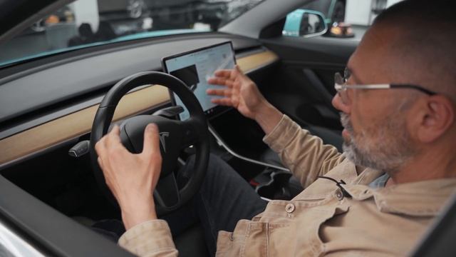 РАСЧЕХЛЯЕМ TESLA MODEL 3: произведение искусства или очередной американский автомобиль? смотреть онлайн